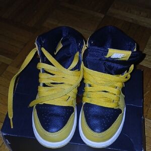 Nike Kids Black and Yellow Sneakers